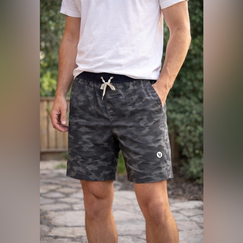 Vuori Men's Camo Shorts Lined  L/XL *measurements provided*